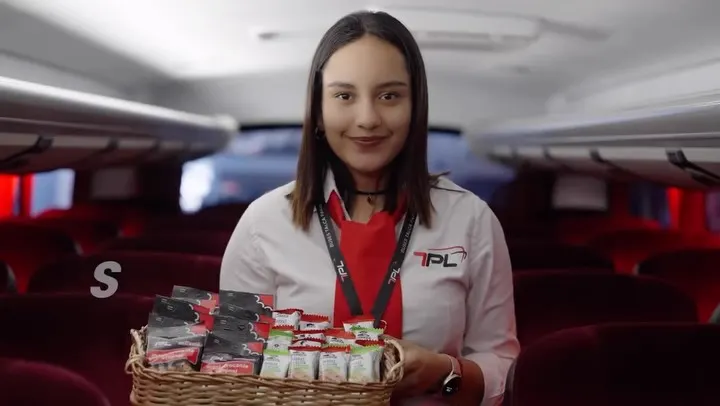 Reel TPL: azafata con canasta de snacks en bus
