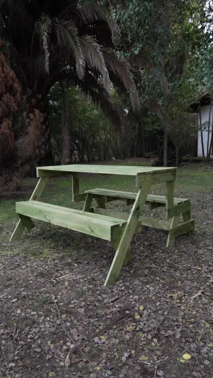 Reel mesa plegable de madera en entorno exterior